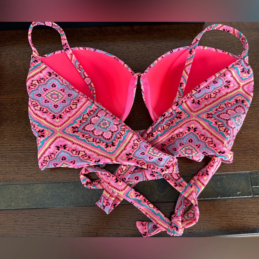NWOT 34DD TOP SHADE&SHORE